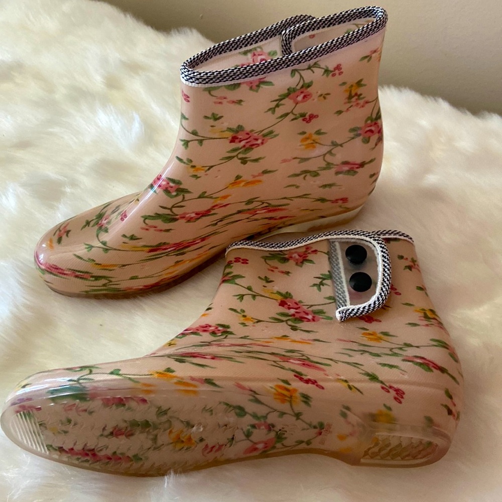 Floral print waterproof bootie in size 38